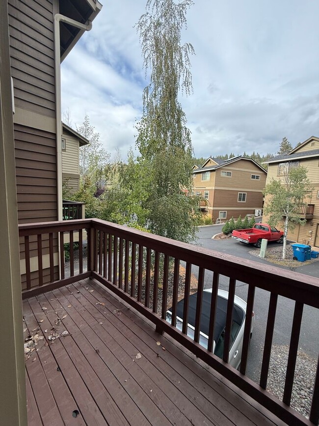 Building Photo - Beautiful 2 Bed/2.5 Bath Townhome on Bend's Westside - Shevlin Park Road