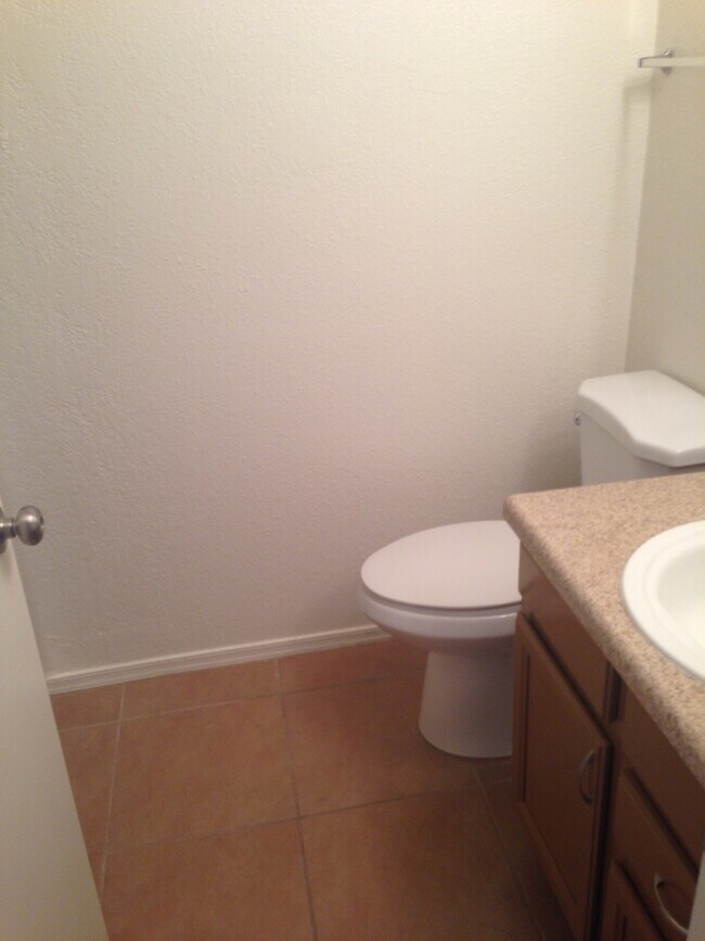 Building Photo - **BEAUTIFUL 2br/2.5ba TOWNHOME (ELLIOTT & ARIZONA AVE)