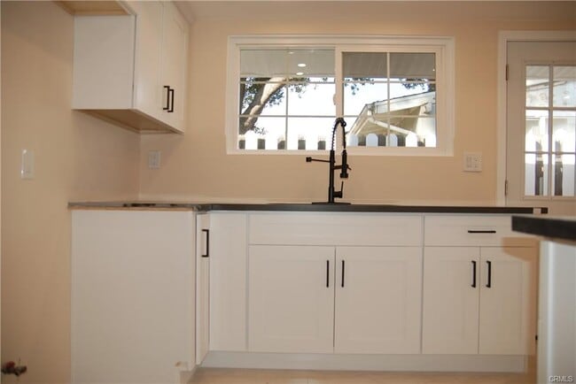 Building Photo - 6744 Cozycroft Ave