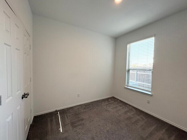 Building Photo - 217 English Oak St