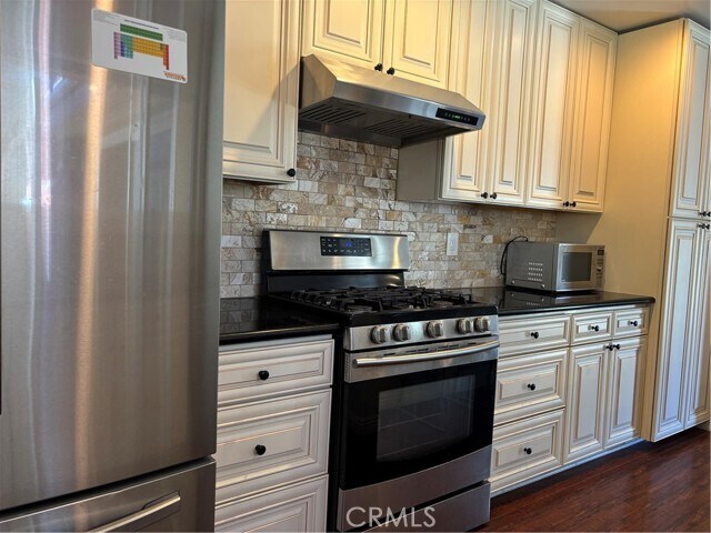 Building Photo - 2032 E Fern Dr