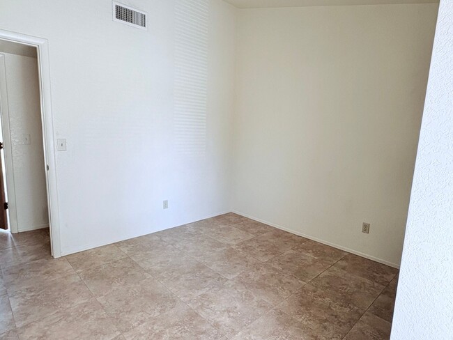 Building Photo - 3 bed/2 bath w/ large backyard