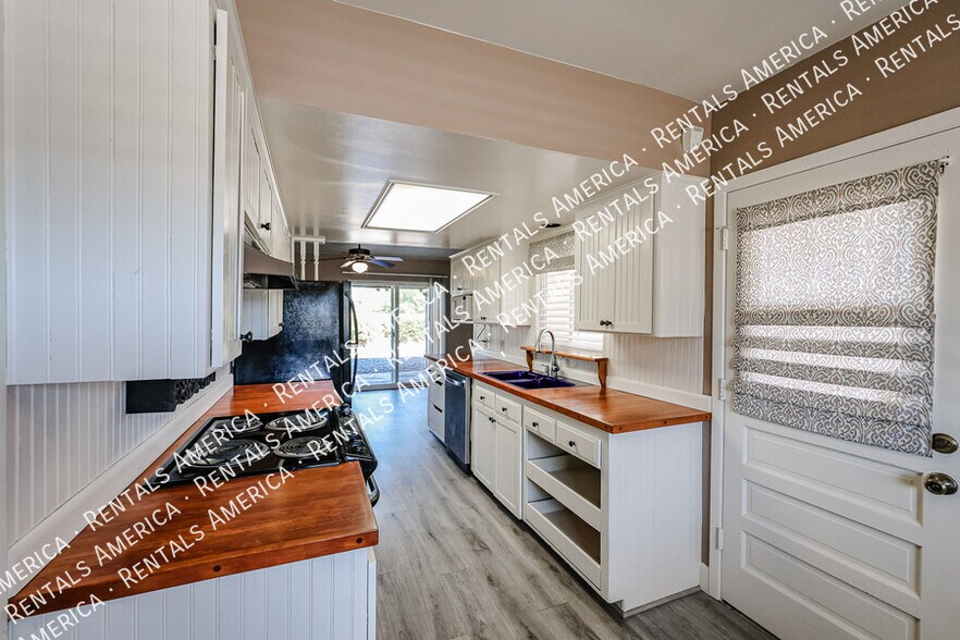 Building Photo - 6924 E Cheery Lynn Rd