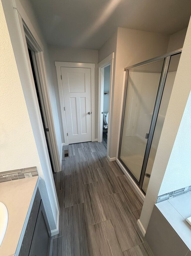 Building Photo - Must See Large Home in HOA Neighborhood!