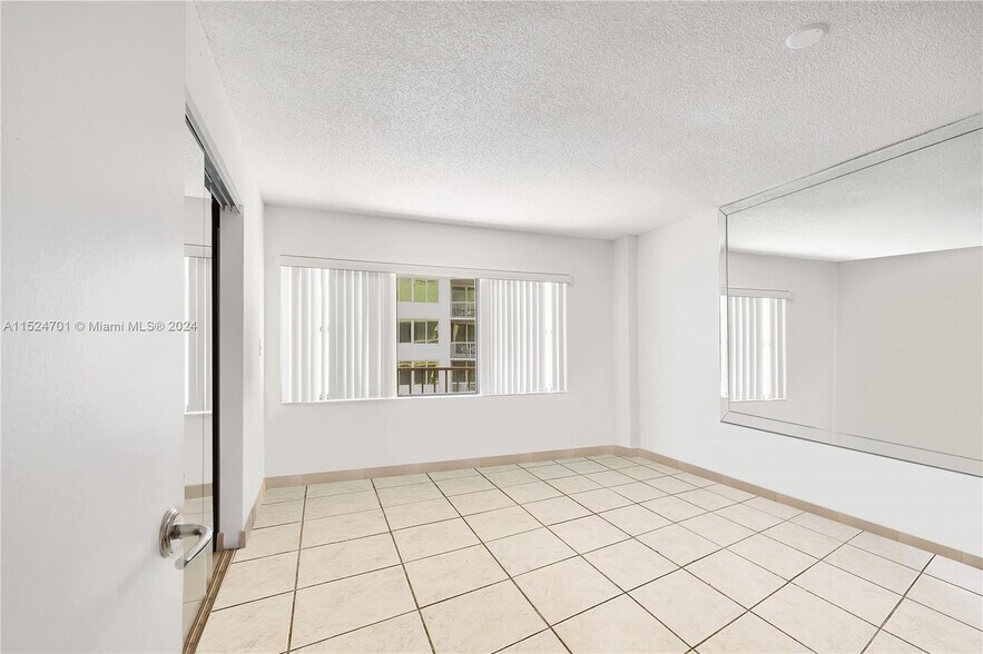 Building Photo - 5415 Collins Ave