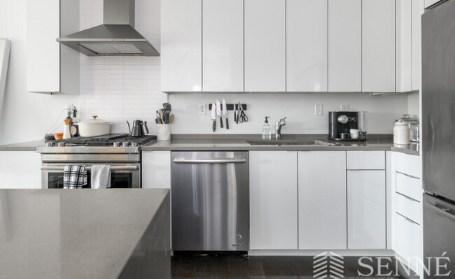 Building Photo - 2 W 6th St