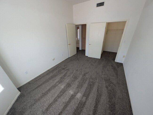 Building Photo - 10113 Cresent Creek Dr