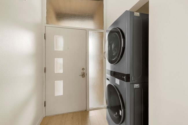 Building Photo - Beautiful 4BD/2BA on Baja!! Great backyard space with turf & fire pit!!