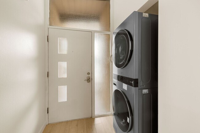 Building Photo - Beautiful 5BD/2BA on Baja!! Great backyard space with turf & fire pit!!