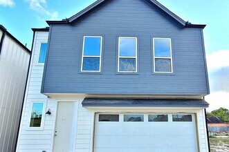 Building Photo - 311 Cyclamen St