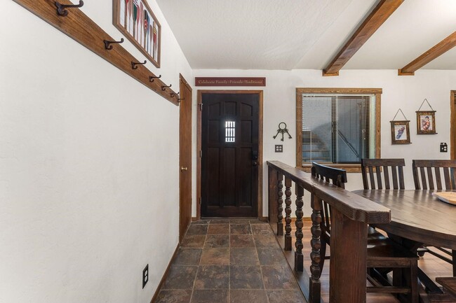 Building Photo - SKI LEASE: Ranch Home with Garage & Gas Fireplace!