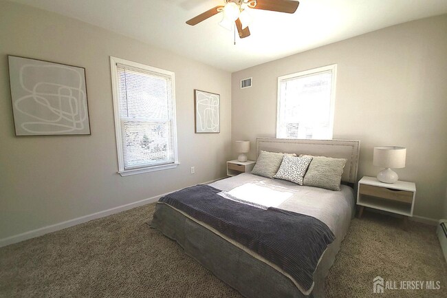 Building Photo - 425 W Broad St