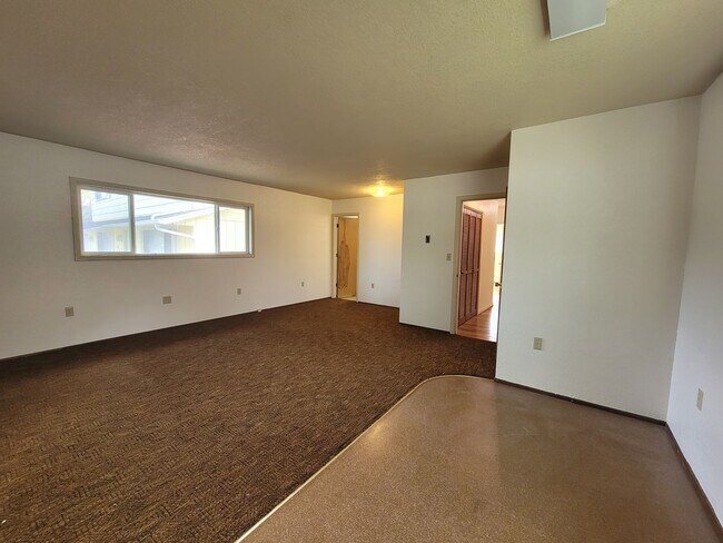 Building Photo - Charming 3 bed 2 bath with bonus room.