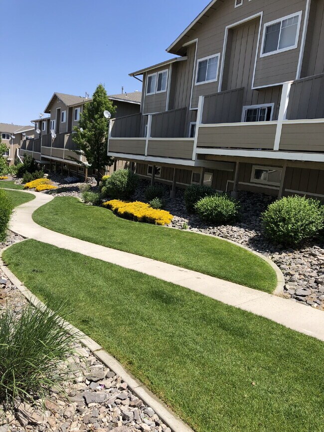 Building Photo - Cute 2 Bedroom 2.5 Bathroom Townhome Close to UNR!