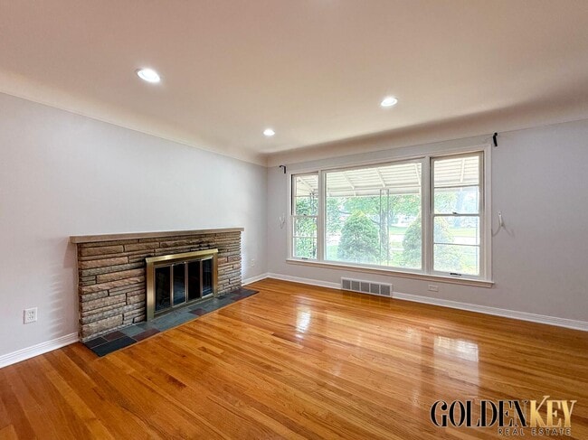 Building Photo - 2082 Vernier Rd
