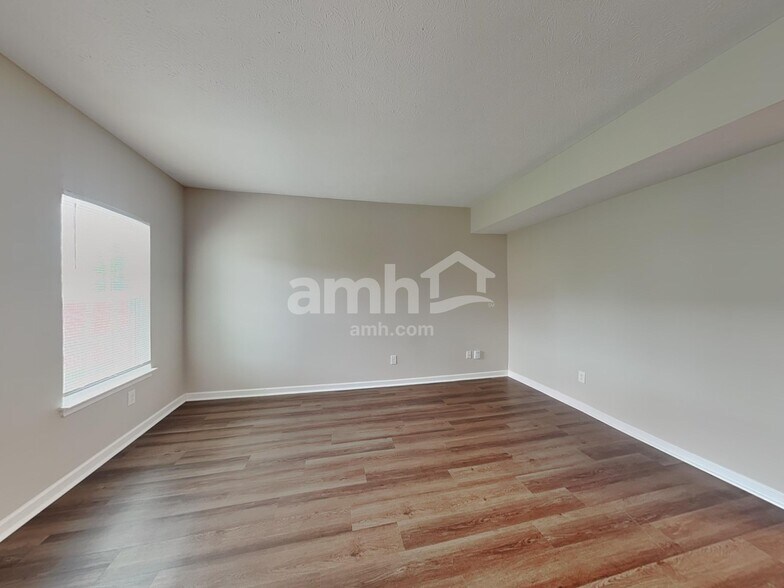 Building Photo - 2909 Seasons Dr
