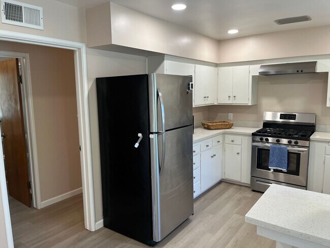 Building Photo - Los Gatos Living Just Minutes from Downtown & New Whole Foods