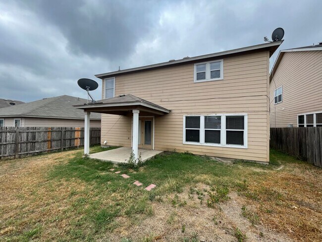 Building Photo - LOTS OF SQUARE FOOTAGE IN THIS 4 BEDROOM H...