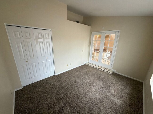 Building Photo - 837 N Oak Ct