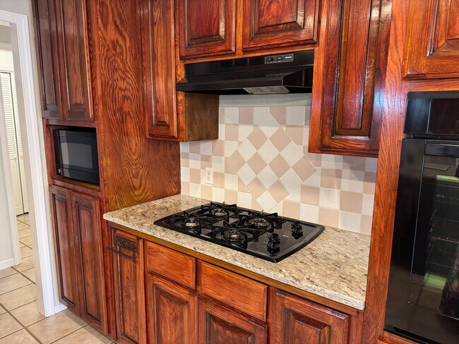 Building Photo - Immaculate home in Gentry close to schools