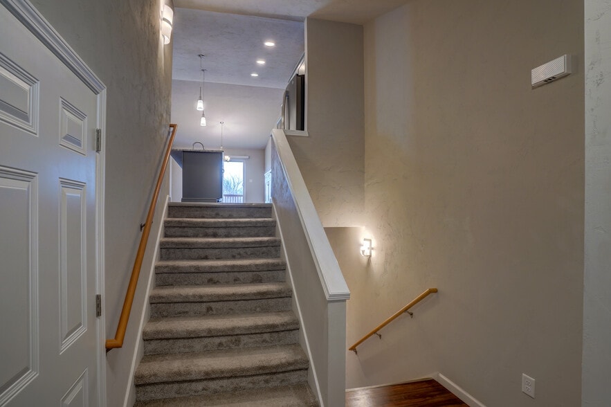 Foyer looking up to Kitchen - 826 Thompson Dr