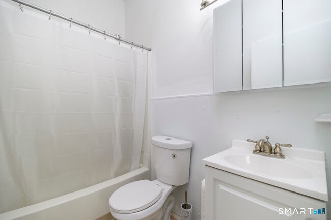 Building Photo - 905 Oronoke Rd