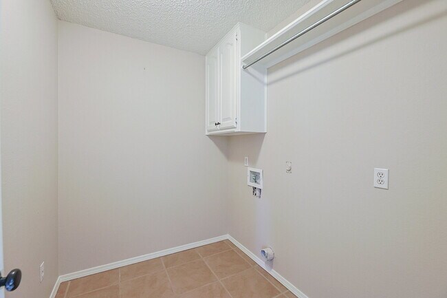 Building Photo - Welcome home to this beautifully updated 3-bedroom, 2-bath home nestled on a quiet cul-de-sac in ...