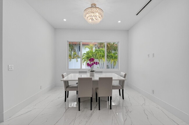 Building Photo - 711 NE 6th St