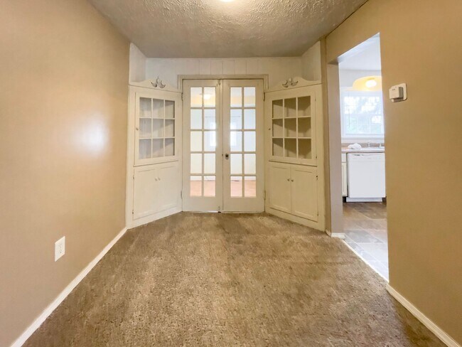 Building Photo - PRELEASING for AUGUST! Walk to Ball State! Bright 4BR Home with Fireplace