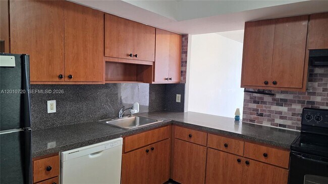 Building Photo - 1351 NE Miami Gardens Dr