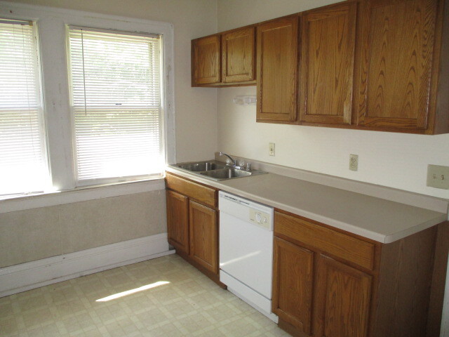 Kitchen - 1728 Van Hise Ave