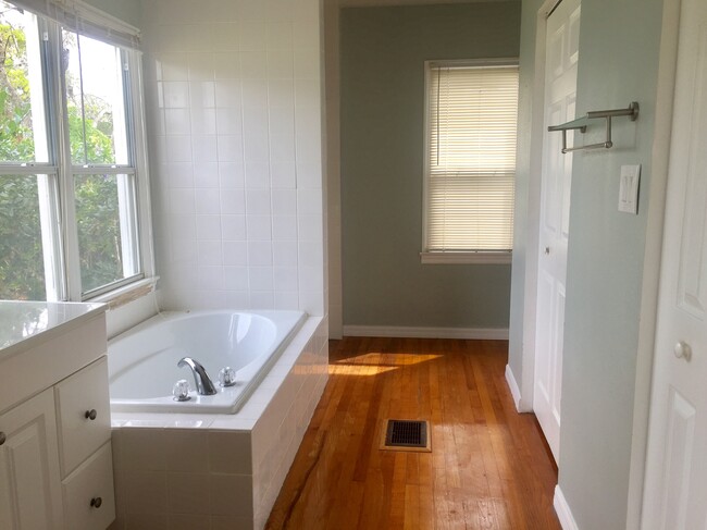 Master bathroom - 1608 Knollwood Circle