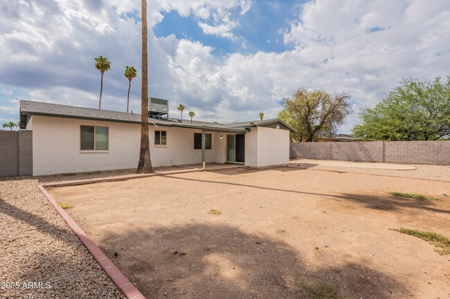 Building Photo - 3422 E Altadena Ave