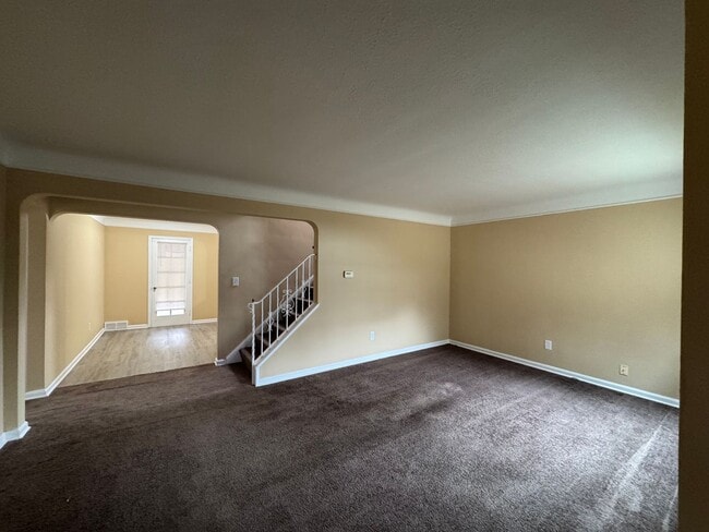 Building Photo - Beautiful Three Bedroom Home