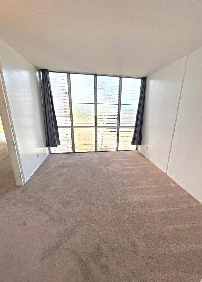 Building Photo - 1/1 unit with AC at Cathedral Point in Mil...