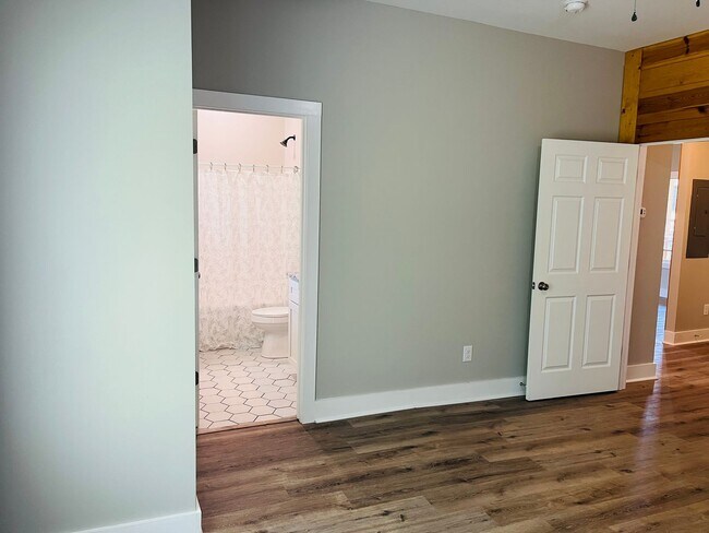 Building Photo - Beautifully renovated, 2 bed, 2 full bath,...