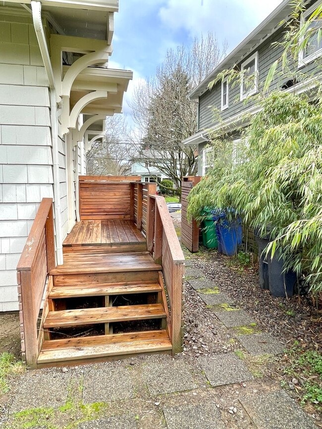 Building Photo - Classic 1922 Alameda Home with Beautiful A...