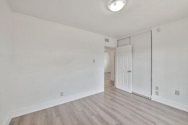 Building Photo - 5400 Valletta Way