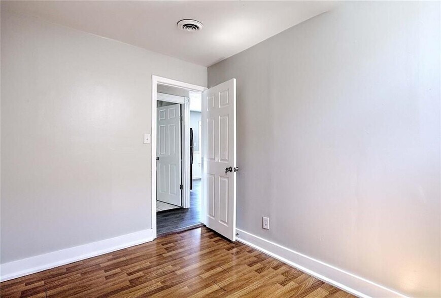 Building Photo - 24 Ida St