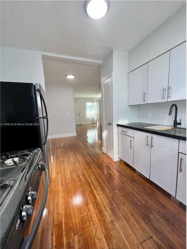 Building Photo - 7315 Carlyle Ave