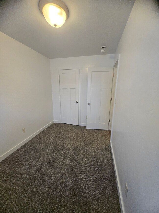 Building Photo - 3 Bed 2 Bath Townhouse for Rent!