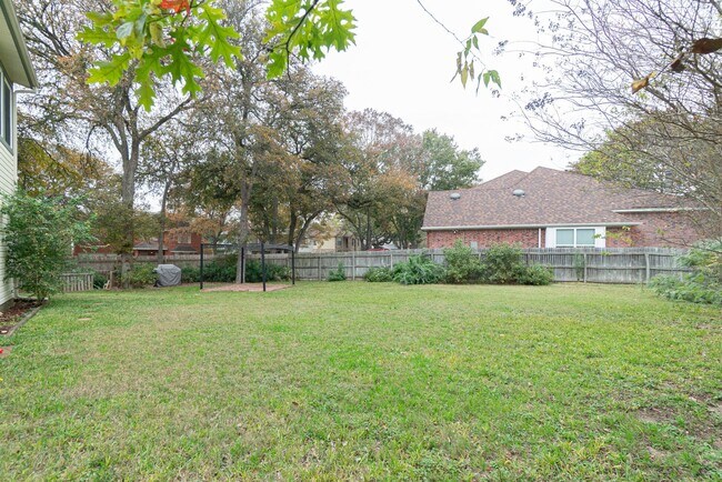 Building Photo - Beautiful corner lot move in ready!