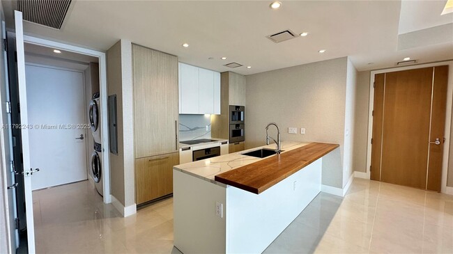 Building Photo - 15701 Collins Ave