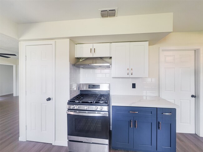 Building Photo - 5111 Seymour Dr