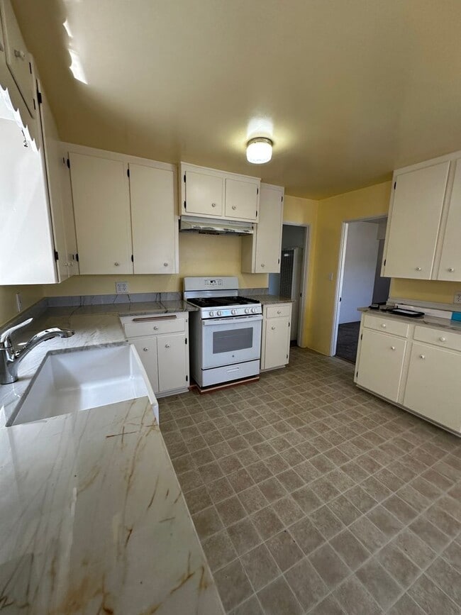 Building Photo - Charming Southside Home