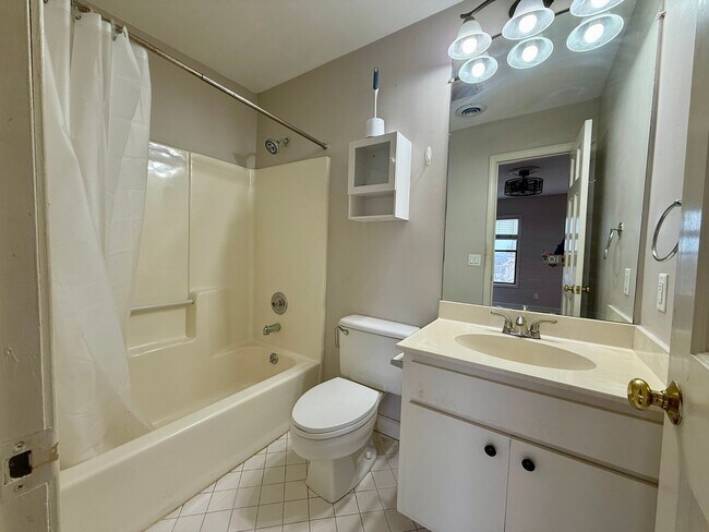 Building Photo - Quaint East Nashville Townhome