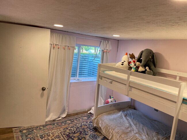 Building Photo - 3124 W Fairview Ave