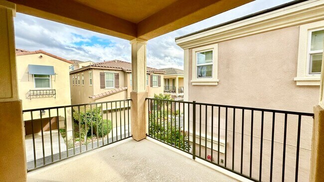 Building Photo - Beautiful, Stand Alone Condo in Resort-lik...