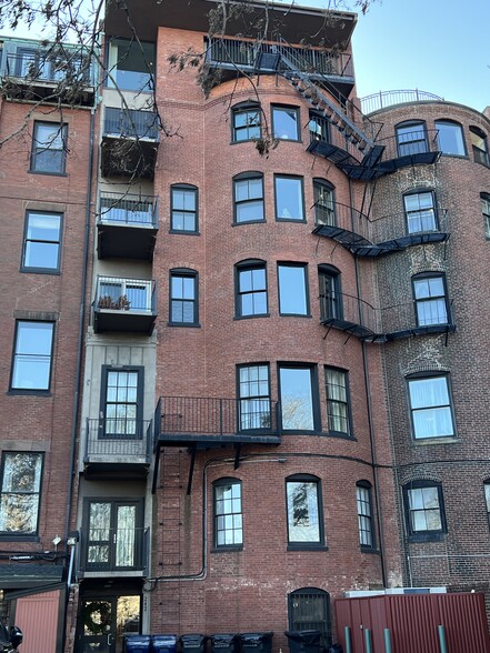 Building Photo - 242 Beacon St