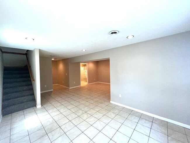 Building Photo - Spacious 3-bed, 2-bath Single Family Home!